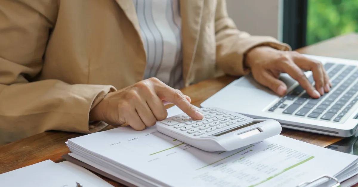 Relevés de compte : 10 signaux qui font tiquer une banque (et comment les corriger en 60–90 jours avant la demande)